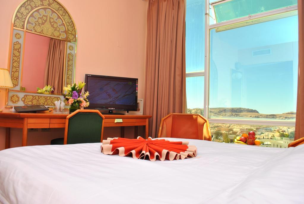 Candles Hotel Вади Муса Экстерьер фото